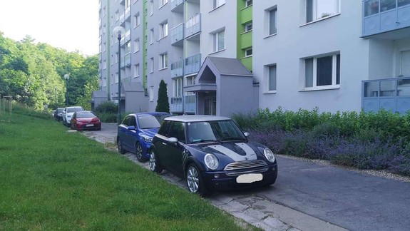 Od októbra začína platiť zákaz parkovania na chodníkoch. Na zmenu sa pripravuje aj Karlova Ves