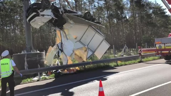 Diaľnica D2 smerom do Česka je momentálne neprejazdná - stala sa tu tragická nehoda!