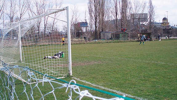 Deti v Bratislave nemajú kde hrať futbal, prídu aj o ďalšie ihrisko