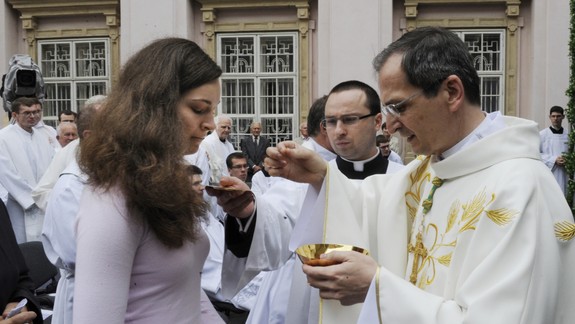 V Bratislavskej arcidiecéze je dočasne dovolené podávanie prijímania na ruku