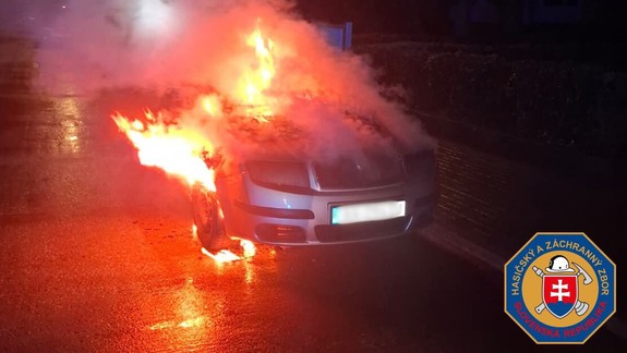 V Ivanke pri Dunaji zhorelo osobné auto