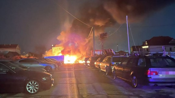 Požiar v Podunajských Biskupiciach úplne zničil tri zaparkované BMW