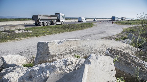 Podzemné vody v ohrození? Na stavbu obchvatu údajne vozia kontaminovanú pôdu