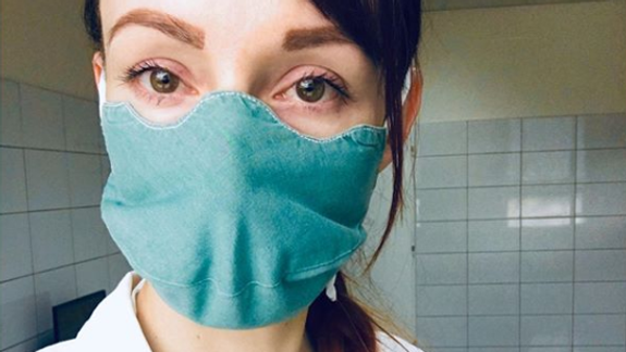 Rúška zhoršujú stav pleti, dermatologička radí, akú starostlivosť by ste jej mali dopriať v týchto dňoch