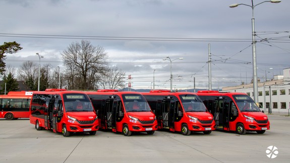 Bratislavčanov budú už o pár dní voziť štyri nové minibusy. Vybavené sú špičkovo