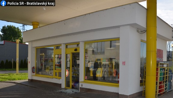 FOTO: Policajti vyšetrujú vlámanie do čerpacej stanice na Kopčianskej - čo všetko z nej zmizlo?