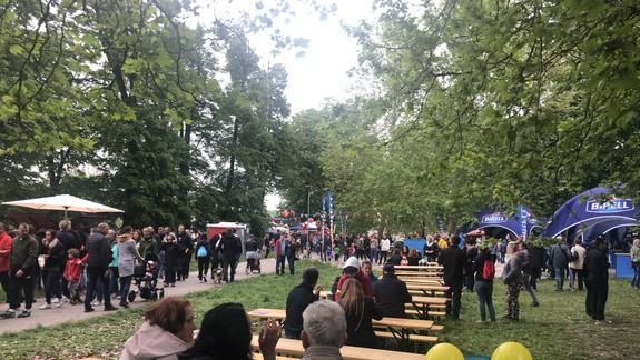 FOTO a VIDEO Bratislavčanov neodradilo ani chladné počasie: Majáles prebieha v plnom prúde