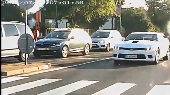 VIDEO: Neuveriteľná arogancia vodiča - pozrite sa, ako vošiel do kruhovej križovatky!