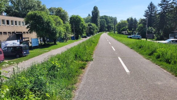 Nehoda na hrádzi: Opitý kolobežkár narazil do korčuliara, zraneného spolujazdca museli letecky previezť do nemocnice