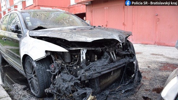 FOTO: Polícia vyšetruje okolnosti nočného horiaceho auta v Petržalke