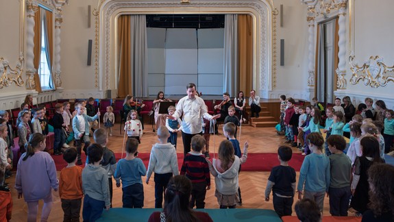 Hudba hravo a zblízka: Budovu Slovenskej filharmónie v piatok zaplnia škôlkari