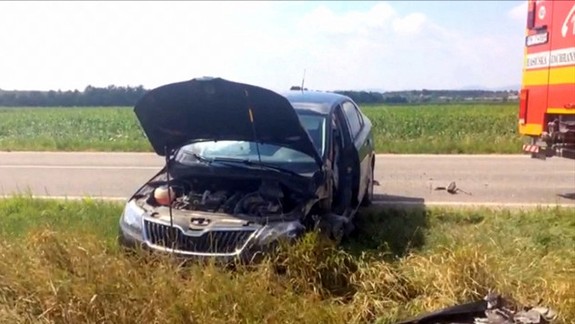 VIDEO Kolízia na ceste: Auto po zrážke s autobusom vyletelo do poľa