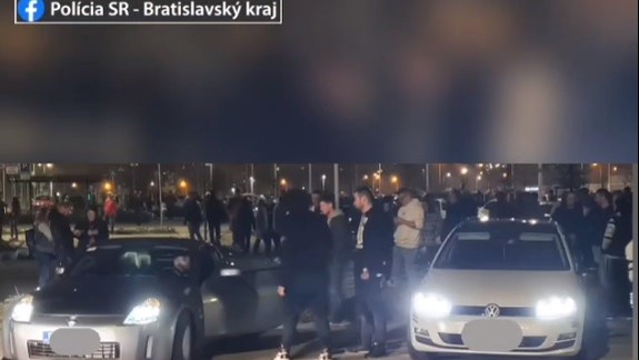 Veľký nelegálny tuningový zraz, do Bratislavy prišlo vyše tisíc áut. Na miesto vyrazili policajti