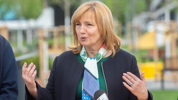 Postaví sa proti Vallovi? Osobnosti vyzývajú starostku Karlovaj Vsi, aby kandidovala na primátorku