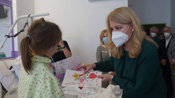 Zuzana Čaputová navštívila choré deti, železničiarov na Hlavnej stanici i hasičov