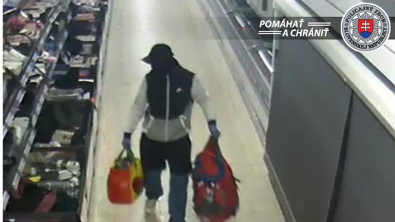 FOTO: Neznámy muž sa v noci vlámal do supermarketu na Račianskej a potom odišiel na bicykli...