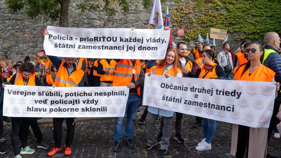 Odborári protestovali pred parlamentom proti podobe konsolidácie a nedostatku dialógu