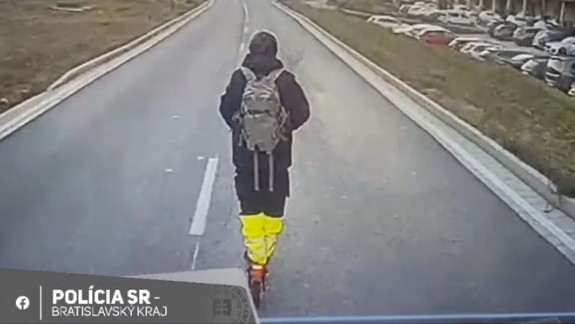 VIDEO: Opitý kolobežkár v Petržalke vybrzďoval autobus MHD, nakoniec došlo k zrážke