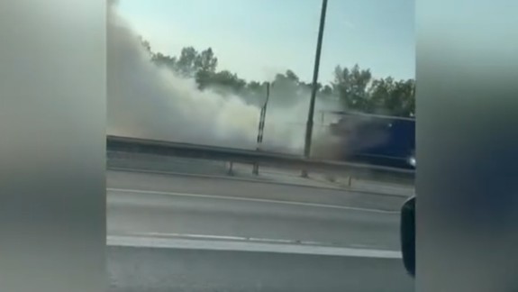 Za Mostom Lanfranconi začal po nehode horieť kamión, diaľnicu uzavreli