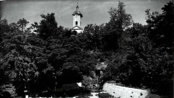 Prvá Lurdská jaskyňa v meste je na Hlbokej