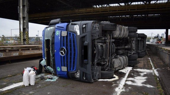 Kuriózna nehoda v prístave: Opitý vodič Attila „spadol“ s kamiónom z nakladacej rampy