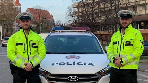 Dráma na parkovisku: Policajti vyslobodzovali bábätko zo zamknutého auta