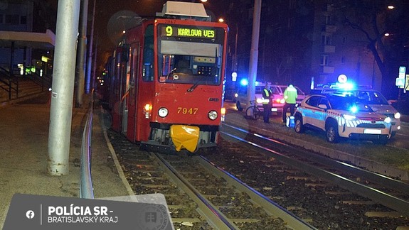 Vážna nehoda na Miletičovej: Kuriér jedla na bicykli náhle vošiel do jazdnej dráhy električky