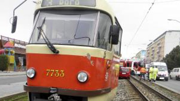 Zrážka električky s autom si vyžiadala jedného zraneného