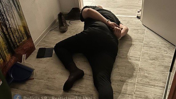 Opitý agresor v Dúbravke: Ženu udrel päsťou do tváre, muža bodol nožom