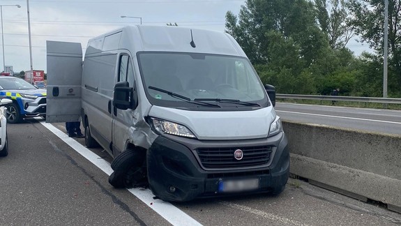 Na diaľnici D2 od hraničného priechodu Rajka sa zdržíte niekoľko minút. Zadržali tam migrantov