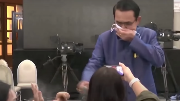 VIDEO Bizár nielen v našej krajine: Thajský premiér postriekal novinárov dezinfekciou