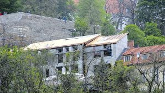 Fisherov dom zostáva čiernou stavbou