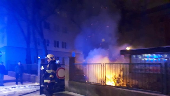 FOTO a VIDEO: Na Bartoškovej ulici horel kontajner - zapálil ho niekto úmyselne?