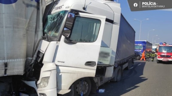 Polícia pre nehodu kamiónov odkláňa premávku na D2 v smere do Bratislavy