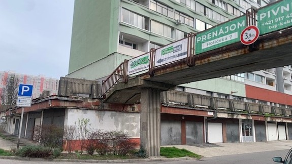 V Petržalke sa na zábradlia nespoliehajte ani pod nimi neparkujte! Viaceré sú pred zrútením