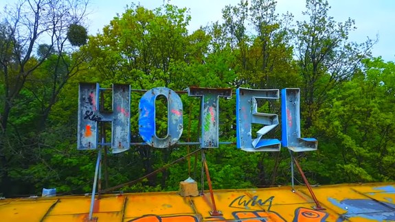 VIDEO: Z opusteného hotela na Kolibe ide strach - postavia na jeho mieste bytovky?