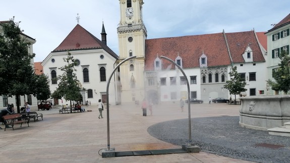 Pre horúčavy umiestnili v meste rozprašovače,kúpaliská budú otvorené dlhšie