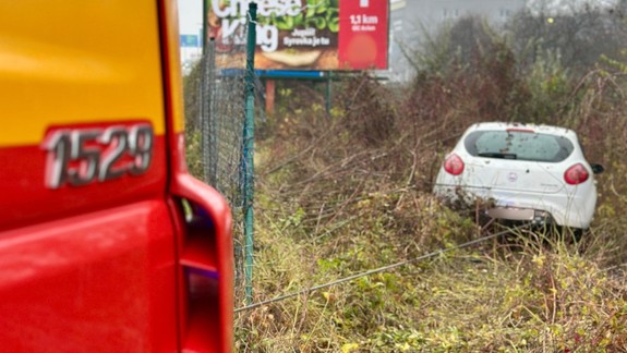 Na Ivanskej ceste prerazilo auto v dôsledku nehody plot, skončilo v kroví