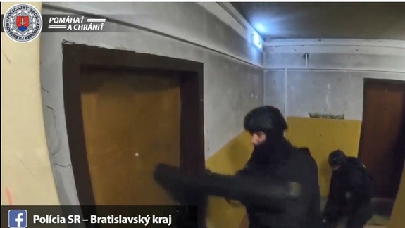 VIDEO: Policajné komando muselo vyraziť dvere bytu, v ktorom sa ukrýval 41-ročný odsúdený