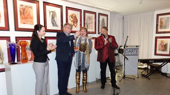 FOTO: Speváčka Terézia Pekaríková úspešne odštartovala výstavu svojich artefaktov a krstila sa aj Medulienka!