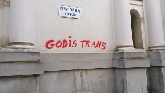 Vandalizmus: Niektoré bratislavské kostoly a budovy postriekali heslami LGBT