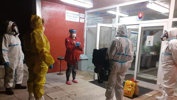 FOTO: Pozitívne testovanú ženu vyhodili z ubytovne na ulicu - kto ju zachránil pred krutým osudom?