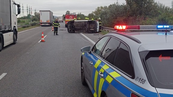 Na diaľnici D2 pri Stupave sa prevrátilo auto