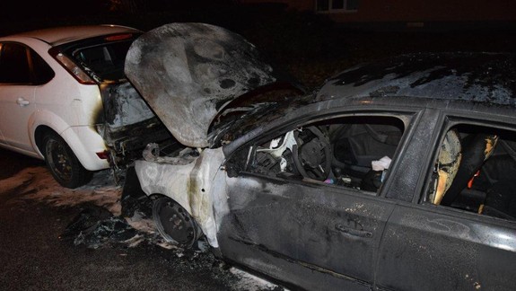 Na Papraďovej v noci zhoreli dve autá, pravdepodobne išlo o úmysel