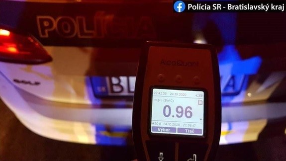 Polícia sa napriek opakovaným výzvam stretáva s opitými vodičmi v Bratislave