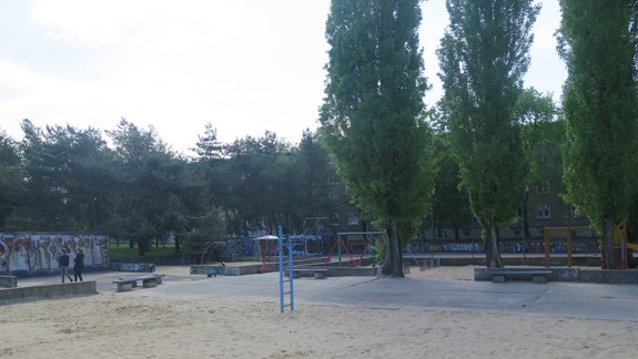 FOTO: Prekvapení obyvatelia Raketovej ulice - čo robí bager na ich detskom ihrisku?