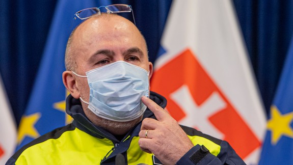 Štát podpísal zmluvy na dodanie 30 miliónov rúšok, mali by sa ujsť všetkým