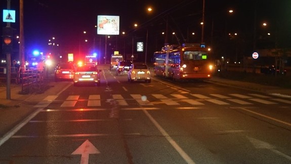 Muž si nevšimol dievča prechádzajúce cez priechod, skončilo v nemocnici