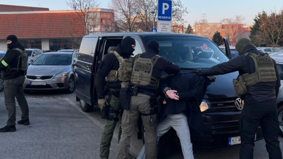 Polícia obvinila gang, ktorý zarábal na falšovaní povolení pre cudzincov