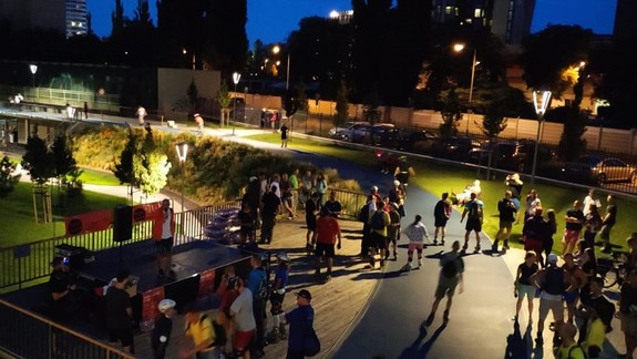 FOTO: V parku JAMA si včera dali večernú akciu nadšenci do inline športov